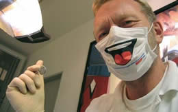 変なマスクした歯医者さん サムネイル